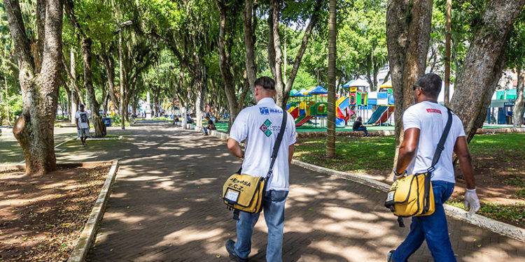 Agentes do CCZ na Praça Veríssimo de Melo. Macaé/RJ. Data: 21/02/2019. Foto: Rui Porto Filho