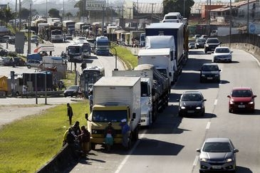 Caminhoneiros fazem paralização na BR 101, Niterói-Manilha, na altura de Itaboraí, no Rio de Janeiro.