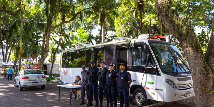 Ônibus / base da Guara Municipal na Praça Veríssimo de Melo. Macaé/RJ. Data: 18/06/2019. Foto: Rui Porto Filho