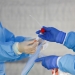 Um profissional de saúde realiza um teste finalizado em um local de testes de coronavírus fora dos Serviços Comunitários de Saúde Internacionais no Distrito Internacional de Chinatown durante o surto de doença por coronavírus (COVID-19) em Seattle, Washington, EUA, em 26 de março de 2020. REUTERS / Lindsey Wasson